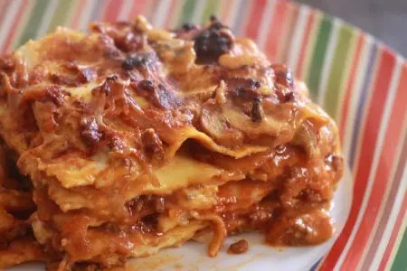La storia e le varianti della lasagna, il piatto di Carnevale che conquista tutti