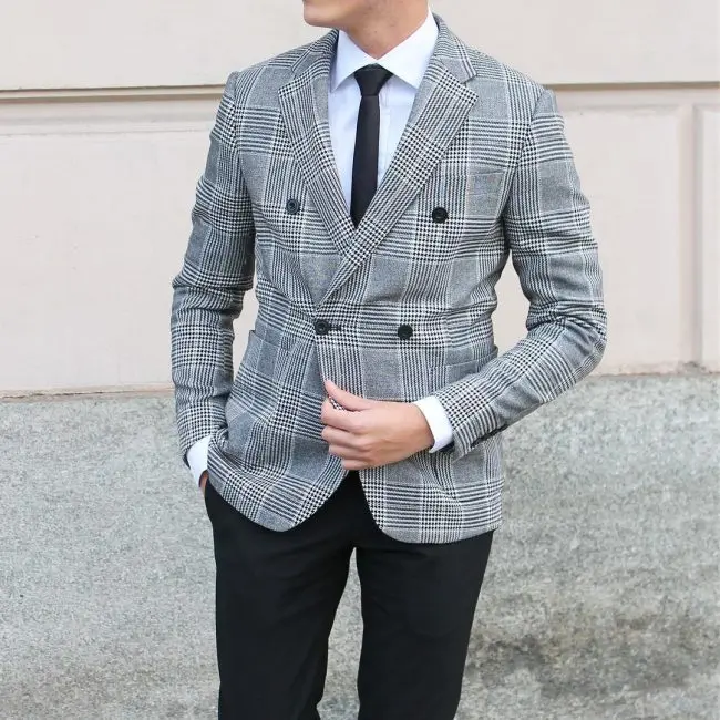 Uomo con outfit elegante ed originale grazie ad un abito spezzato