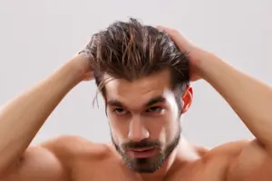 Il Ritorno dell’Effetto Bagnato nei Capelli Uomo