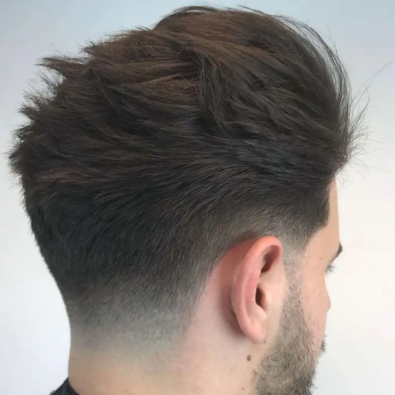 Il taglio di capelli per uomo taper fade è diventato un punto fermo nella moda maschile contemporanea