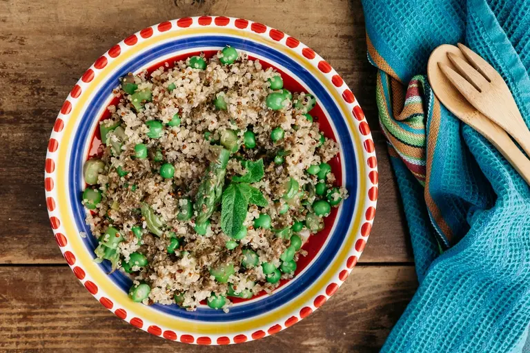 Insalata di quinoa, piselli e asparagi