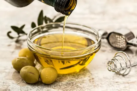 Olio Extra Vergine d’Oliva: l’Oro Giallo in equilibrio tra Qualità e Convenienza. Olio Extra Vergine d’Oliva: l'Oro Giallo in equilibrio tra Qualità e Convenienza