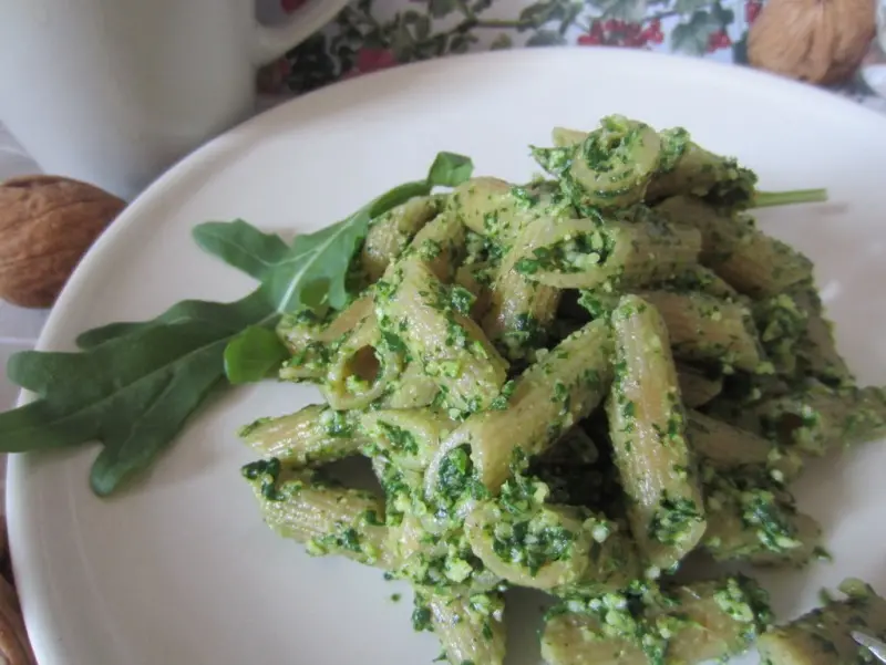 Pasta con pesto di rucola e noci.