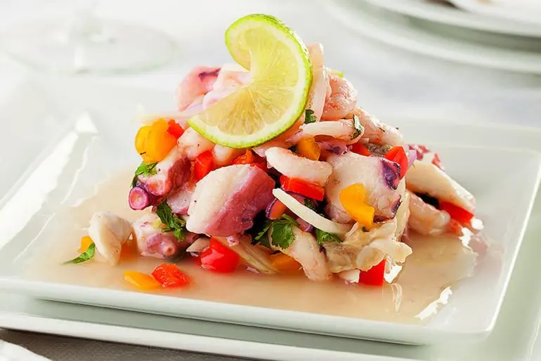 l ceviche, gioiello culinario del Perù, è un piatto che incarna la freschezza e la vivacità dei sapori latinoamericani