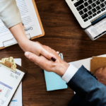 Per diventare un Sales Manager di successo, è fondamentale avere una solida base di conoscenze. I corsi di sales management offrono una panoramica completa delle tecniche di vendita e delle strategie di marketing, essenziali per gestire e motivare una forza vendita efficace