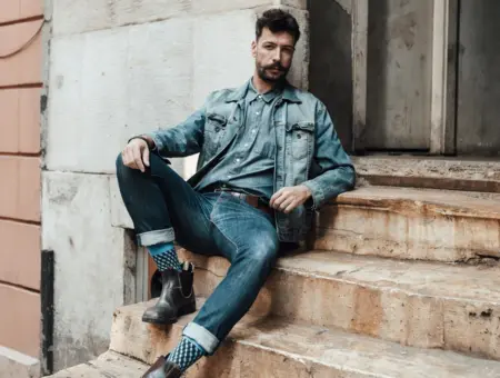 Uomo, passione denim: tutti i capi in jeans più alla moda da non lasciarsi sfuggire per la primavera - estate 2025.