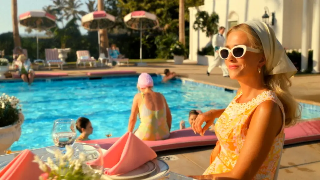 Palm Royale è una nuova serie televisiva ambientata negli anni '60, basata sul romanzo di Juliet McDaniel intitolato Mr. & Mrs. American Pie.