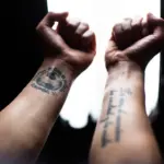 Alla Scoperta del Significato del Tatuaggio sul Braccio di un Uomo