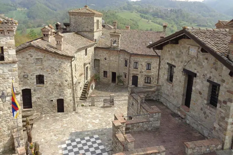Lungo lo Stivale, nelle venti regioni italiane si presentano borghi di grande bellezza e fascino; in questo articolo vi condurremo in giro per il Belpaese, alla scoperta dei borghi più belli, quelli che meritano di essere visitati almeno una volta