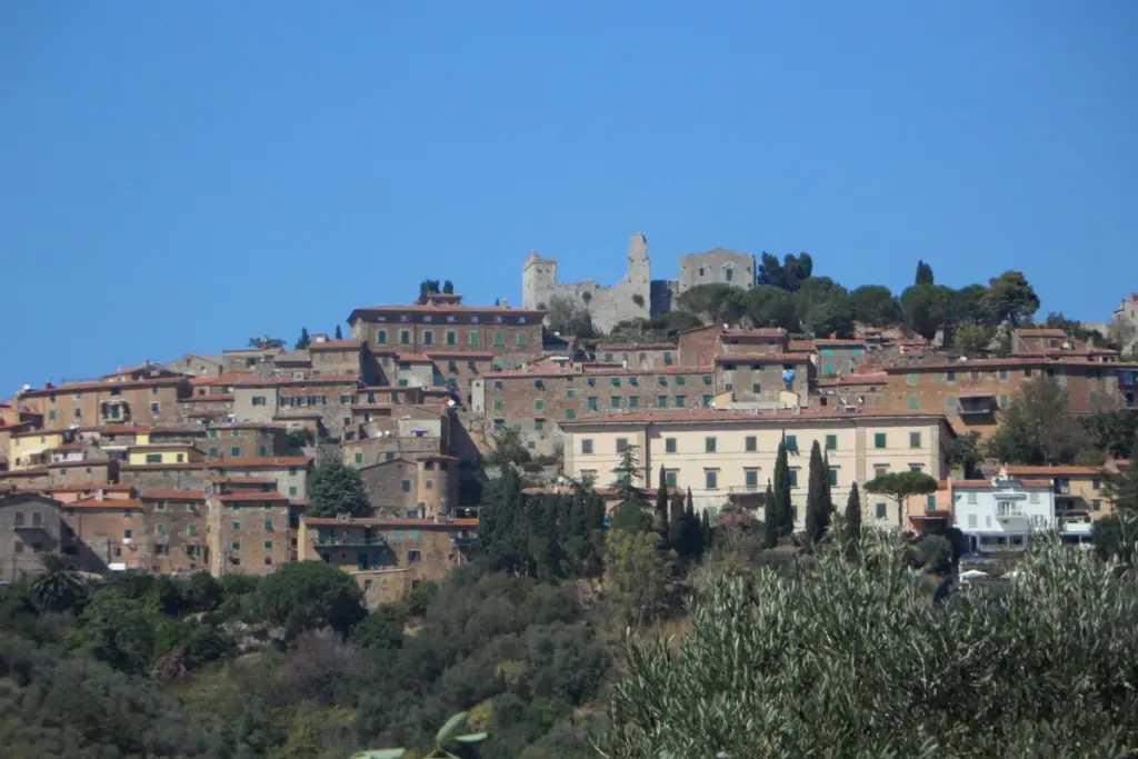Lungo lo Stivale, nelle venti regioni italiane si presentano borghi di grande bellezza e fascino; in questo articolo vi condurremo in giro per il Belpaese, alla scoperta dei borghi più belli, quelli che meritano di essere visitati almeno una volta