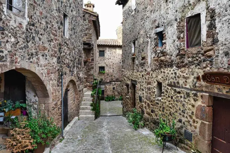 Lungo lo Stivale, nelle venti regioni italiane si presentano borghi di grande bellezza e fascino; in questo articolo vi condurremo in giro per il Belpaese, alla scoperta dei borghi più belli, quelli che meritano di essere visitati almeno una volta