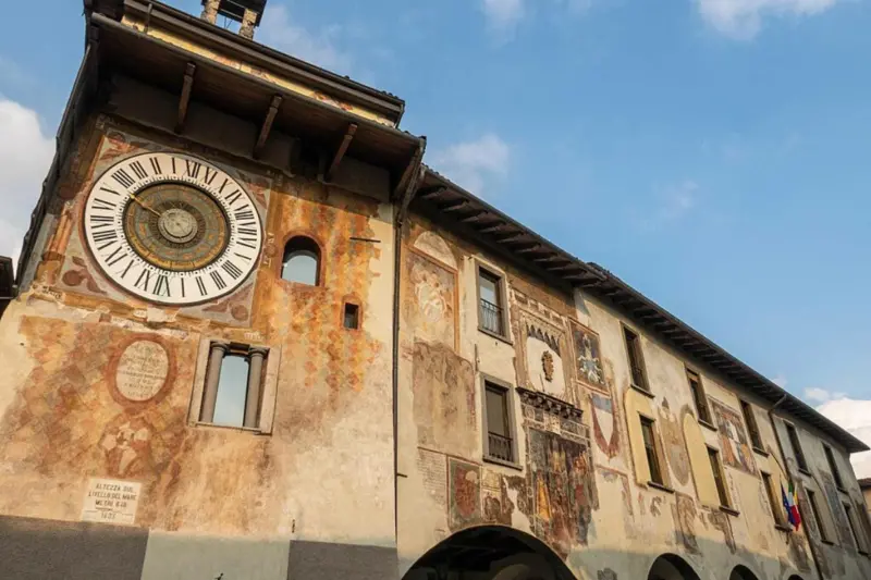 Lungo lo Stivale, nelle venti regioni italiane si presentano borghi di grande bellezza e fascino; in questo articolo vi condurremo in giro per il Belpaese, alla scoperta dei borghi più belli, quelli che meritano di essere visitati almeno una volta