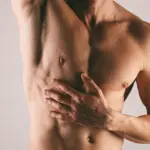 Gli uomini moderni cercano soluzioni pratiche, veloci e indolori per eliminare i peli superflui, e la crema depilatoria rappresenta una delle opzioni più popolari