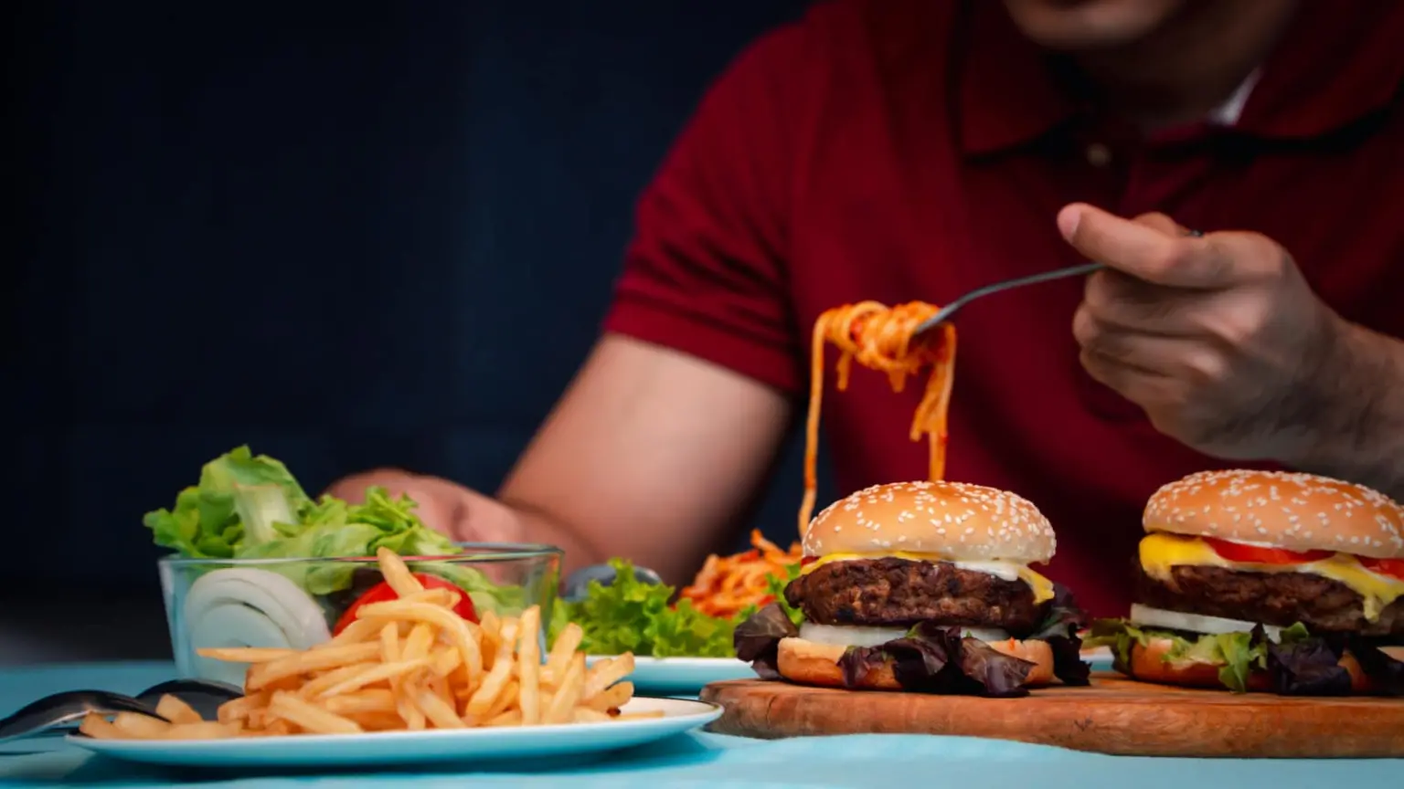 Come Riconoscere i Disturbi Alimentari negli Uomini? I disturbi alimentari, spesso associati alle donne, sono in realtà problemi significativi anche per gli uomini