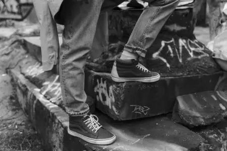 Jeans grigi per uomo, il capo evergreen da avere sempre nell’armadio.