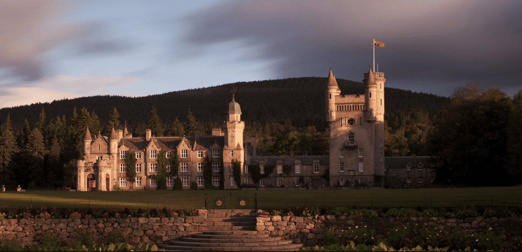 Il Castello di Balmoral, situato nell’idilliaca Aberdeenshire in Scozia, è una delle residenze private più amate della Famiglia Reale Britannica