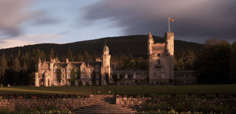 Il Castello di Balmoral, situato nell’idilliaca Aberdeenshire in Scozia, è una delle residenze private più amate della Famiglia Reale Britannica