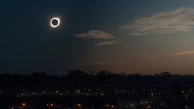 Ombre e Stelle: L’Eclissi Solare del 2024 e l’Ascesa dell’Astroturismo