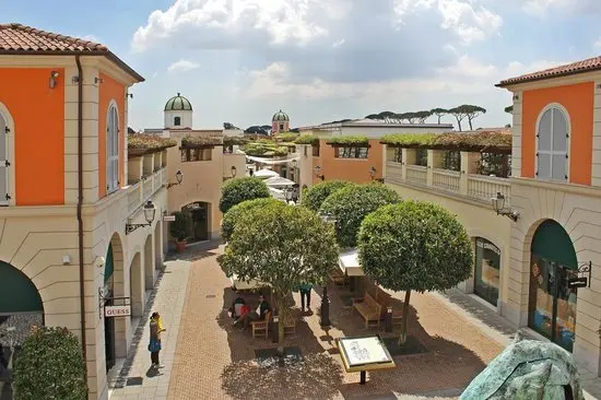 Sono sempre più frequentati sia in Italia che all’estero gli outlet di alta gamma dove fare acquisti con l’assistenza di personale dedicato, e con servizio di “hands free", per non avere alcun peso durante lo shopping