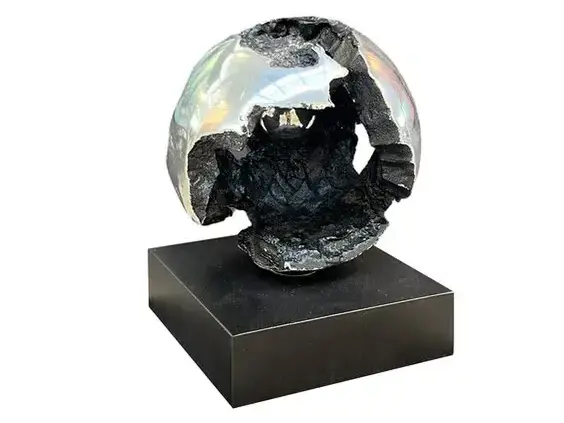 Simon del Grillo, artista italiano di rilievo, ha saputo distinguersi nel campo della scultura contemporanea grazie alla sua peculiare capacità di fondere insieme materiali tradizionali e concetti moderni