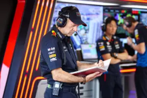 La Red Bull Racing ha confermato ufficialmente l'uscita di Adrian Newey, uno dei progettisti più rinomati e influenti del Circus della Formula 1, dal proprio roster a partire dal 2025