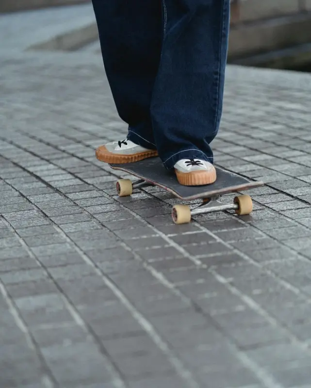 Baggy e Strappati: i Jeans di Tendenza per l’Uomo Moderno