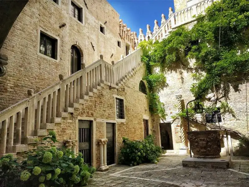 Bottega Veneta Riporta il Lusso nel Cuore di Venezia: Una Nuova Vetrina al Palazzo van Axel