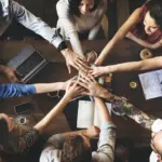 Lo spirito di squadra è considerato uno degli elementi chiave per il successo di un'organizzazione aziendale moderna; tuttavia, spesso si commette l'errore di confondere lo spirito di squadra con le attività di team building