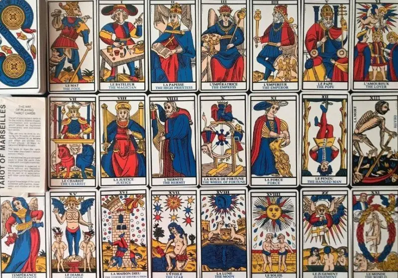 25 Maggio, Giornata Mondiale dei Tarocchi: Un Viaggio attraverso Radici e Tradizioni dei Mazzi più Famosi d’Italia