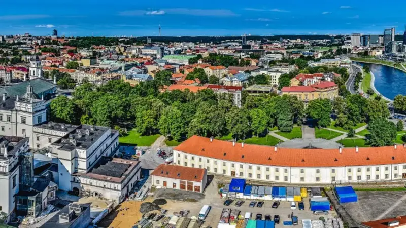 Vilnius, la capitale della Lituania, è una città che merita di essere visitata per il suo ricco patrimonio storico e culturale