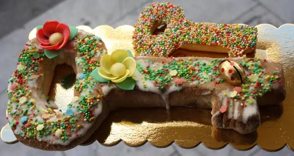 Le Chiavi di San Pietro sono un dolce tipico della tradizione siciliana, strettamente legato alla festa dei Santi Pietro e Paolo celebrata il 29 giugno