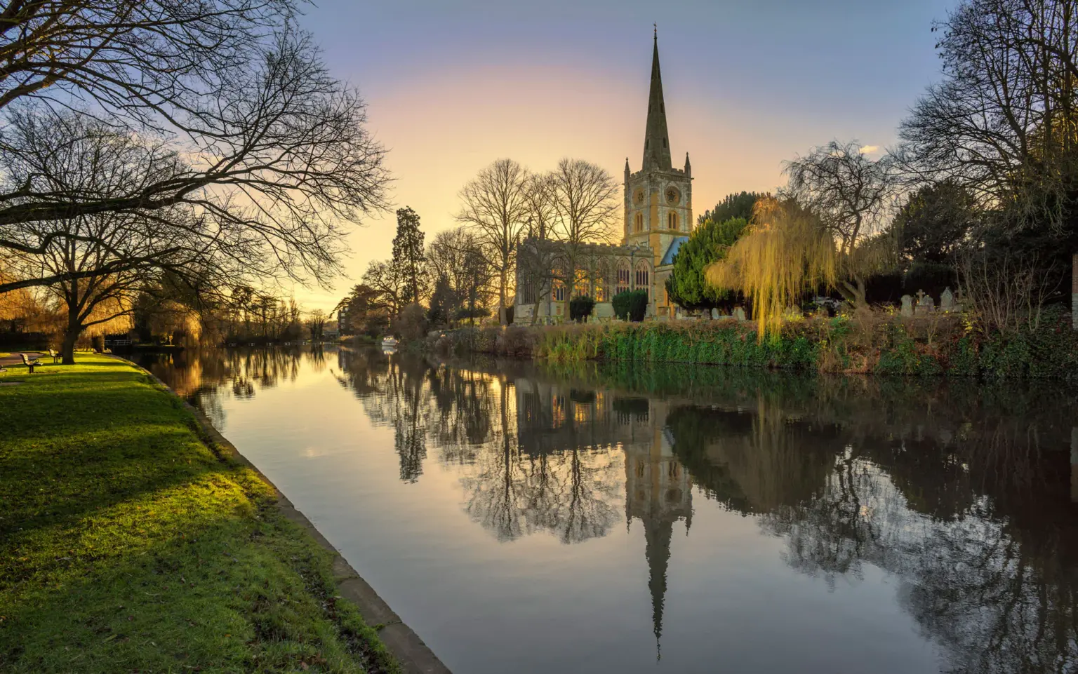 Stratford-upon-Avon: Il Viaggio di MondoUomo.it nella Città di Shakespeare. Benvenuti a Stratford-upon-Avon, una città che incanta i visitatori con il suo fascino senza tempo e la sua atmosfera romantica; qui, ogni angolo racconta una storia, ogni edificio sussurra il passato e il presente si fonde armoniosamente con la leggenda di William Shakespeare