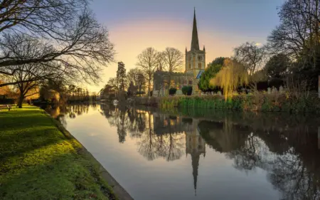 Benvenuti a Stratford-upon-Avon, una città che incanta i visitatori con il suo fascino senza tempo e la sua atmosfera romantica; qui, ogni angolo racconta una storia, ogni edificio sussurra il passato e il presente si fonde armoniosamente con la leggenda di William Shakespeare
