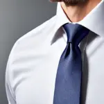 La cravatta in seta è un accessorio classico nel guardaroba maschile. La seta è un tessuto naturale con una superficie liscia e leggera