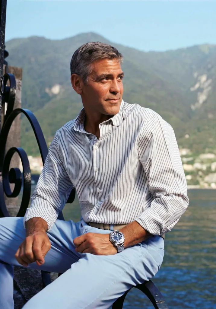 George Clooney con camicia a righe da uomo