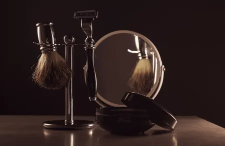 Pennello da barba e sapone: la combo perfetta per una rasatura facile ed efficace.