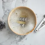 pulire un orologio di lusso, specialmente dopo averlo indossato al mare, è fondamentale per mantenere la sua bellezza e funzionalità