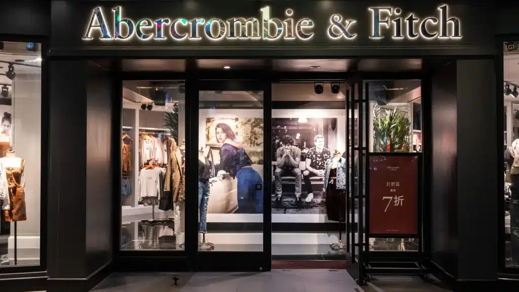 Abercrombie & Fitch: Il Ritorno di un'Icona Maschile