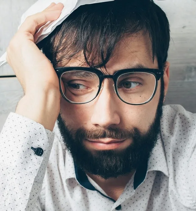 Quella spiacevole sensazione di disagio per un uomo a causa dei capelli grassi