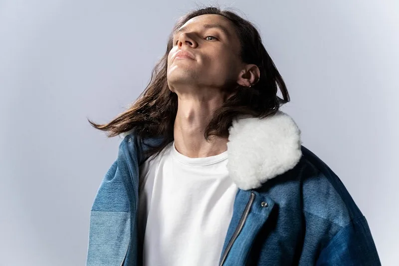 L'uomo ed i capelli lunghi, ovvero quel fascino ribelle che non passa mai di moda