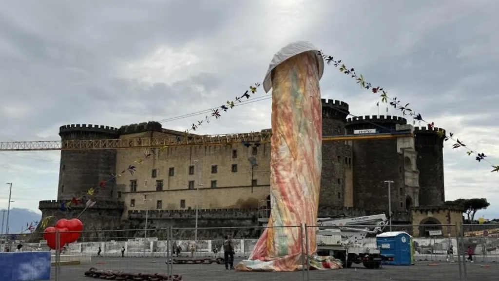 Installazione di Gaetano Pesce a Napoli: meme, polemiche e la storia continua… Installazione di Gaetano Pesce
