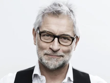 Modern Man and the Passage of Time: Between the Certainties of the Mirror and TikTok