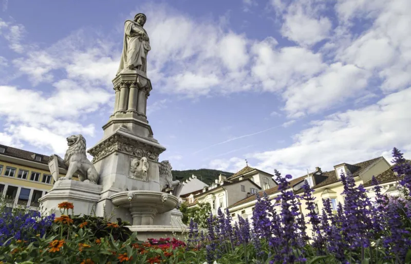 Al confine del Nord Italia sorge una città che sorprende per la sua bellezza: Bolzano è lo scrigno di due culture, un territorio che racchiude la coesione fra lingua, arte e costumi di due popoli. 