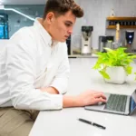 Preparazione di pasti sani per professionisti molto impegnati: nutrirsi al meglio con poco tempo a disposizione