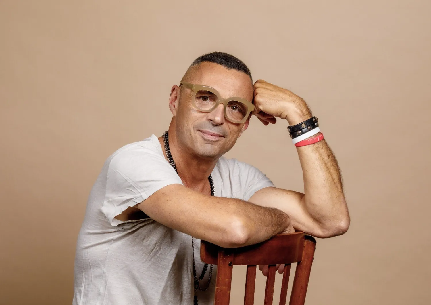 Nessuno tocchi Alex Britti: talento e storia del cantautore romano