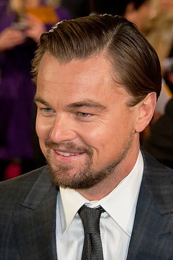 Leonardo DiCaprio compie 50 anni: l'evoluzione di stile di un'icona tra cinema e tendenze