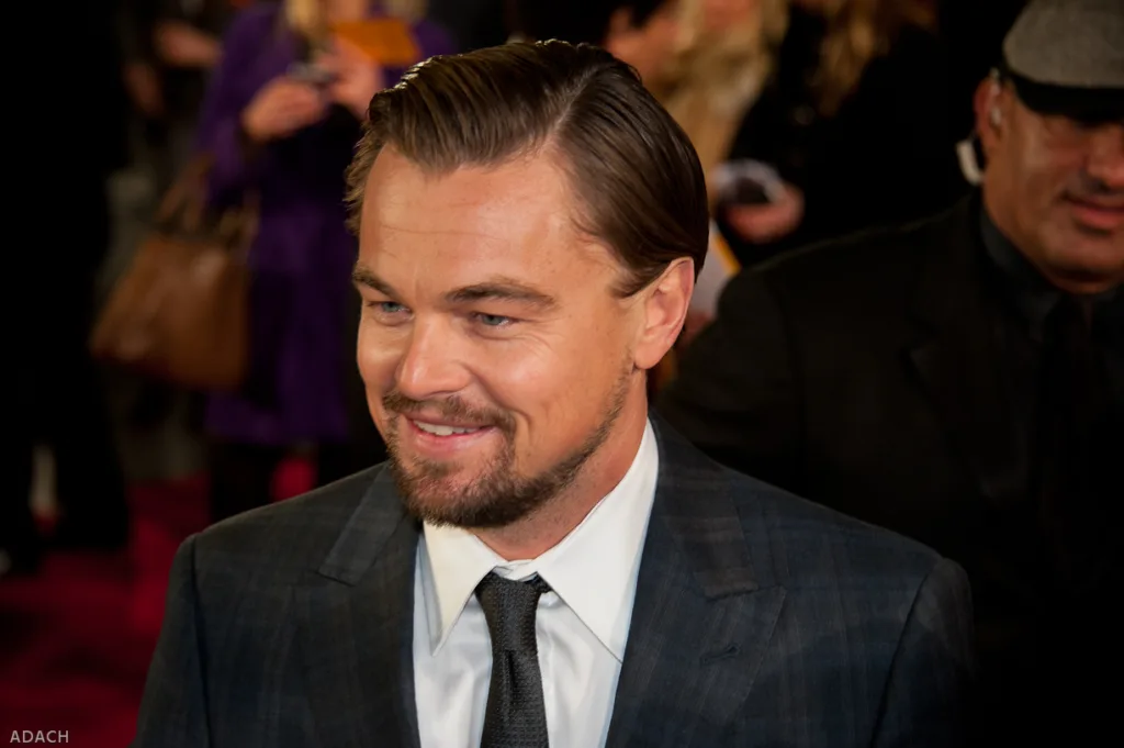 Leonardo DiCaprio compie 50 anni: l’evoluzione di stile di un’icona tra cinema e tendenze. Leonardo DiCaprio compie 50 anni: l'evoluzione di stile di un'icona tra cinema e tendenze
