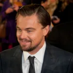 Leonardo DiCaprio compie 50 anni: l'evoluzione di stile di un'icona tra cinema e tendenze