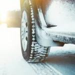 Dal 15 novembre al 15 aprile di ogni anno, in molte regioni d’Italia, scatta l’obbligo di montare pneumatici invernali o avere a bordo le catene da neve