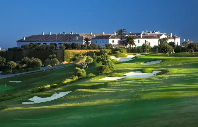 L'Italia e l'Europa offrono una selezione di resort esclusivi che combinano magistralmente le passioni per il tennis e il golf.

Queste destinazioni non solo soddisfano le esigenze degli sportivi più esigenti, ma offrono anche esperienze di soggiorno indimenticabili, immerse in paesaggi mozzafiato e arricchite da servizi di altissimo livello.